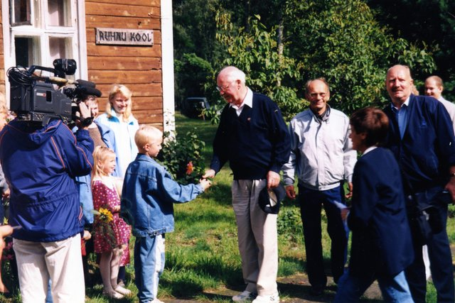 File:President Lennart Meri visiit Ruhnu saarele, 1998.jpeg